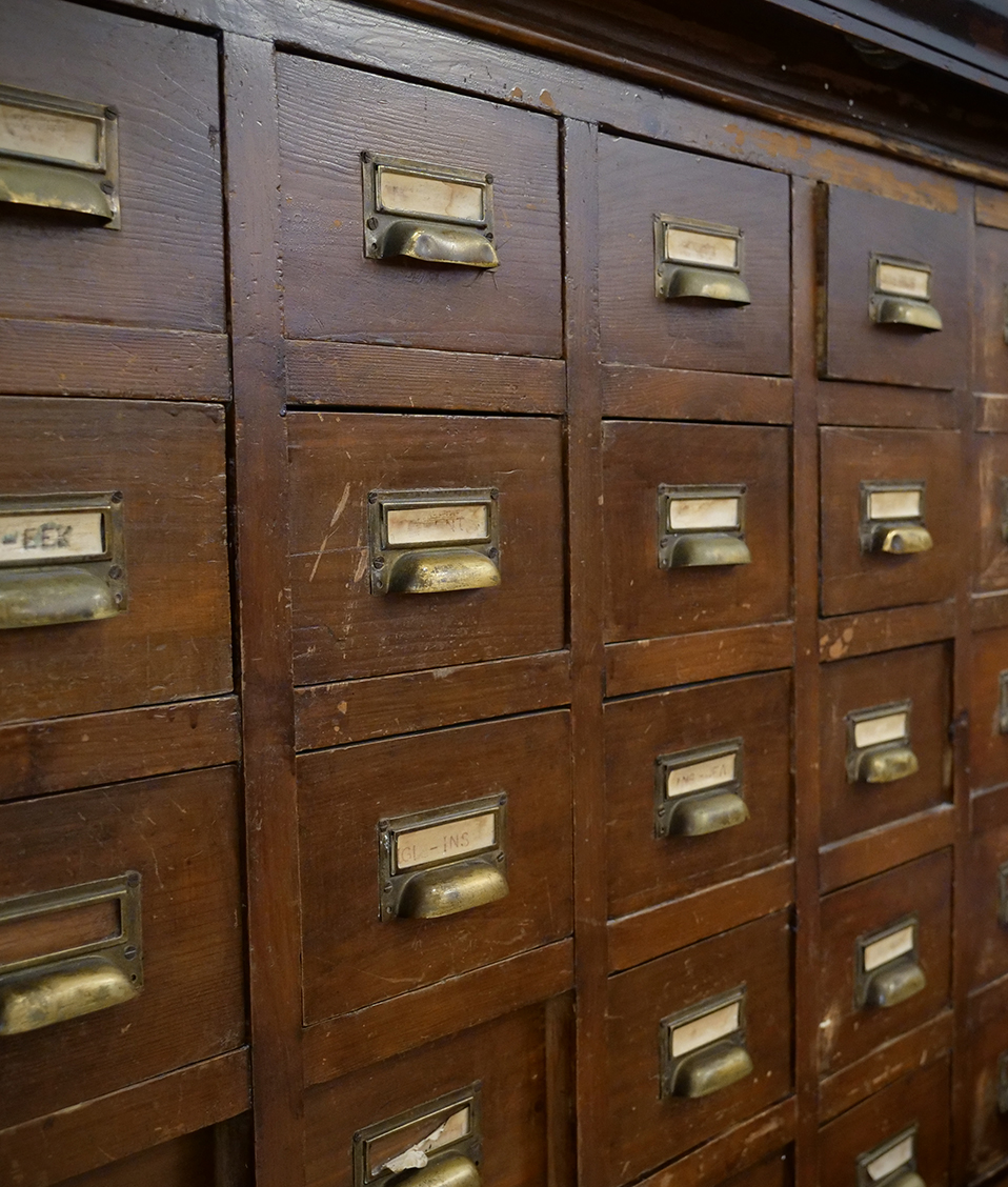 Mueble antiguo compuesto por numerosos cajones cuadrados pequeños