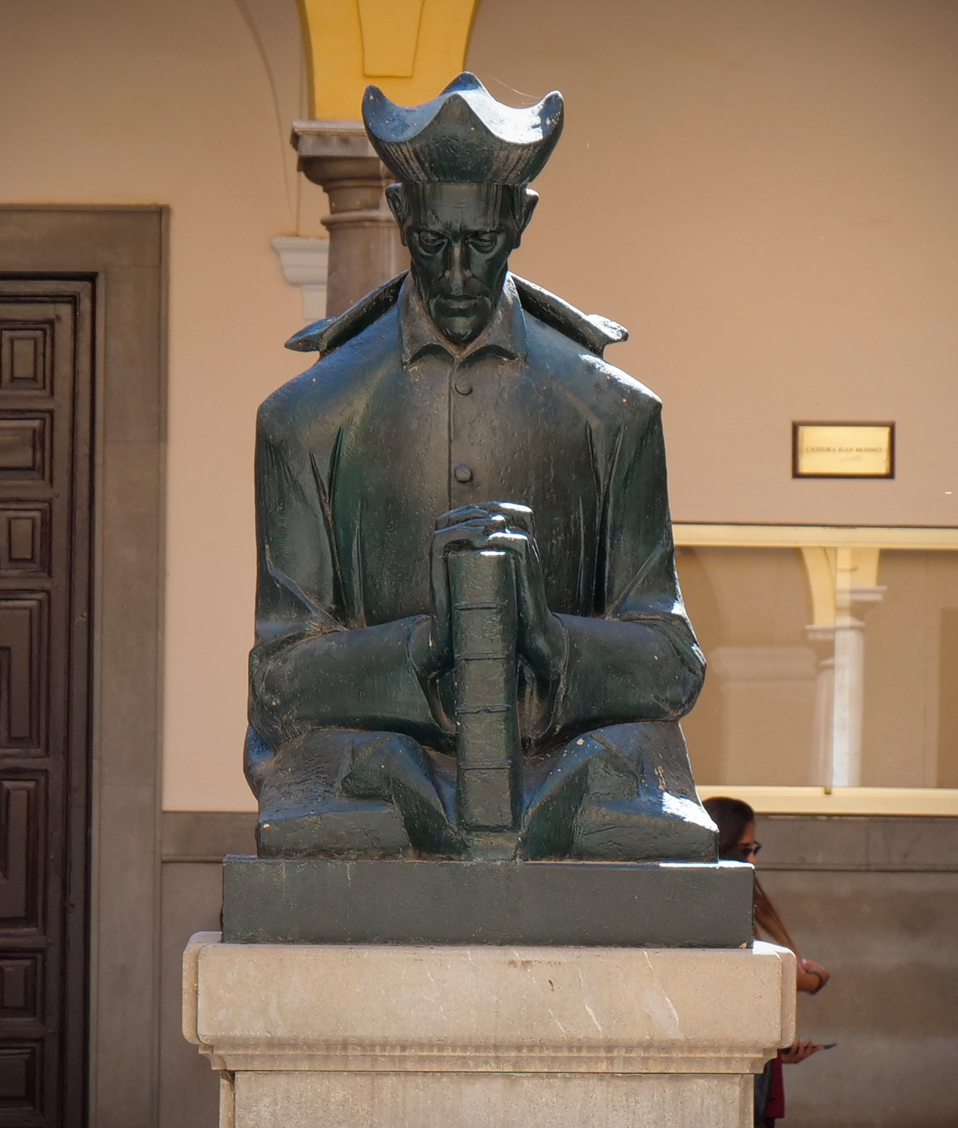 Estatua de Francisco Suarezio en la parte central de un patio interior de la Facultad de Derecho